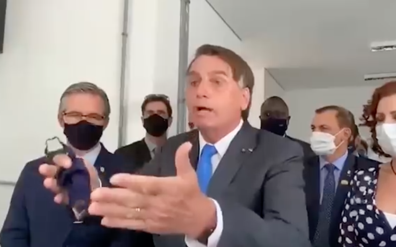 Presidente Jair Bolsonaro bate boca com jornalistas em Guaratinguetá (Foto: Reprodução)