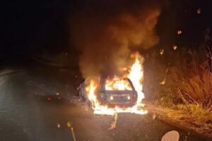 Carro pega fogo e motorista fica feriado ao tentar apagar chamas com as mão em Santa Helena