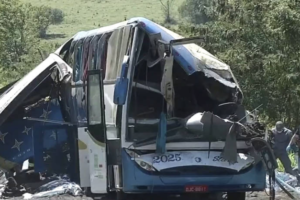 Ônibus parcialmente destruído após acidente em rodovia paulista na última quinta (25) (Foto: Reprodução/TV Globo)