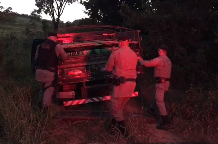 Caminhonete foi encontrada em uma estrada vicinal com 3 toneladas de maconha (Foto: divulgação/PM)