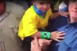 Presidente Bolsonaro tira máscara de criança em evento no RN