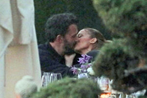 Jennifer Lopez e Ben Affleck são flagrados aos beijos durante jantar