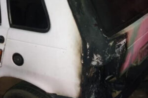 Homem colocou fogo no carro da esposa durante a discussão. Para revidar, mulher teria agredido o homem com uma barra de ferro, em Jataí