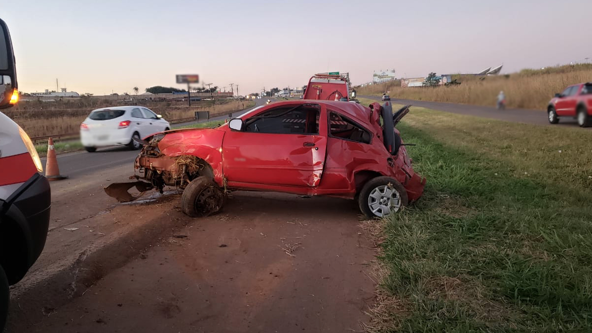 Um casal ficou gravemente ferido após o motorista perder o controle do carro e capotar o veículo. Rapaz foi reprovado no teste do etilômetro.
