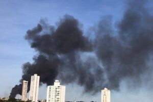 Incêndio atinge pátio da Enel, no setor Leste Universitário, em Goiânia (Foto: Reprodução/Leitor do Mais Goiás)