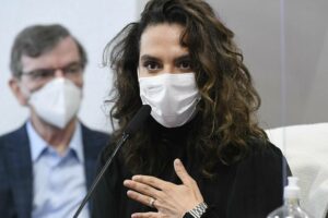 Logo após ser anunciada, infectologista Luana Araújo não assumiu cargo de secretária de enfrentamento ao coronavírus