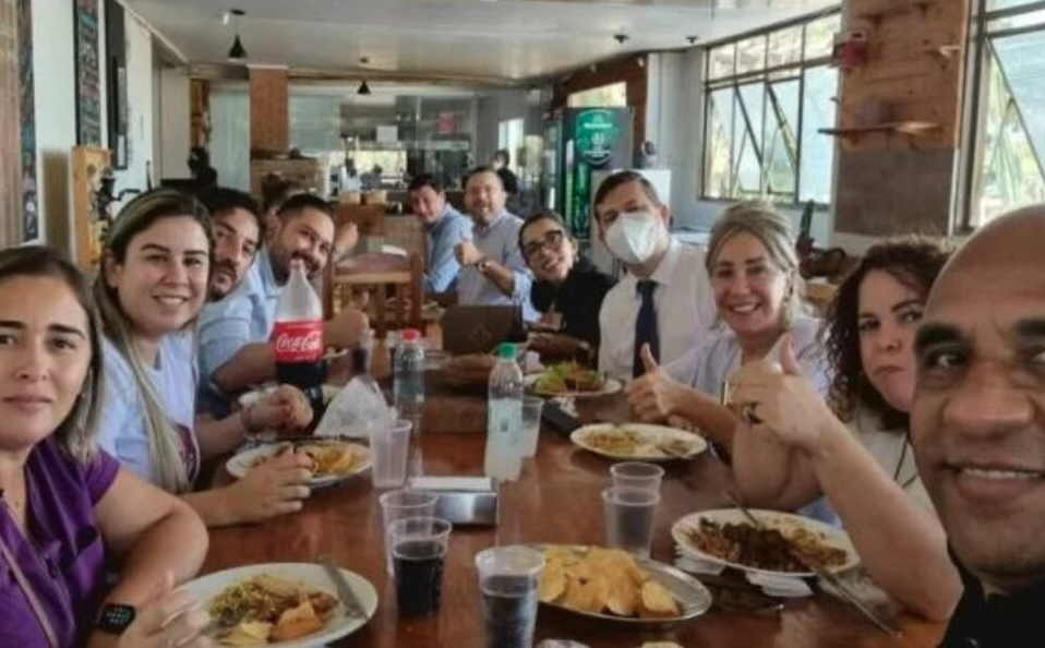 Almoço do prefeito Rogério Cruz com 11 pessoas (limite era de cinco). (Foto: Divulgação)