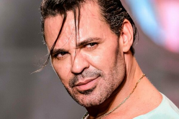 Eduardo Costa explica visual após surgir careca em show: anabolizante "Usei muita bomba no passado", disse sertanejo