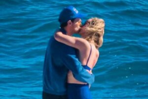 Harry Styles e Olivia Wilde são vistos se beijando na Itália