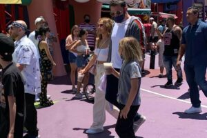 Jennifer Lopez e Ben Affleck são vistos juntos em parque de diversões