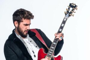 Gustavo Mioto lança 'Não Usa Ele Não' com solo de guitarra