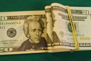 Dólar cai para R$ 5,07 e fecha no menor valor em quase um mês