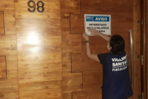 Festa em casa de swing com cerca de 300 pessoas é encerrada no Rio