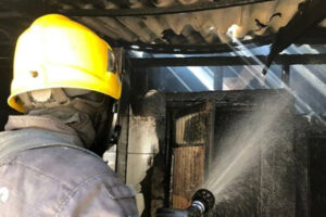 Bombeiros combatem incêndio em residência de Aparecida