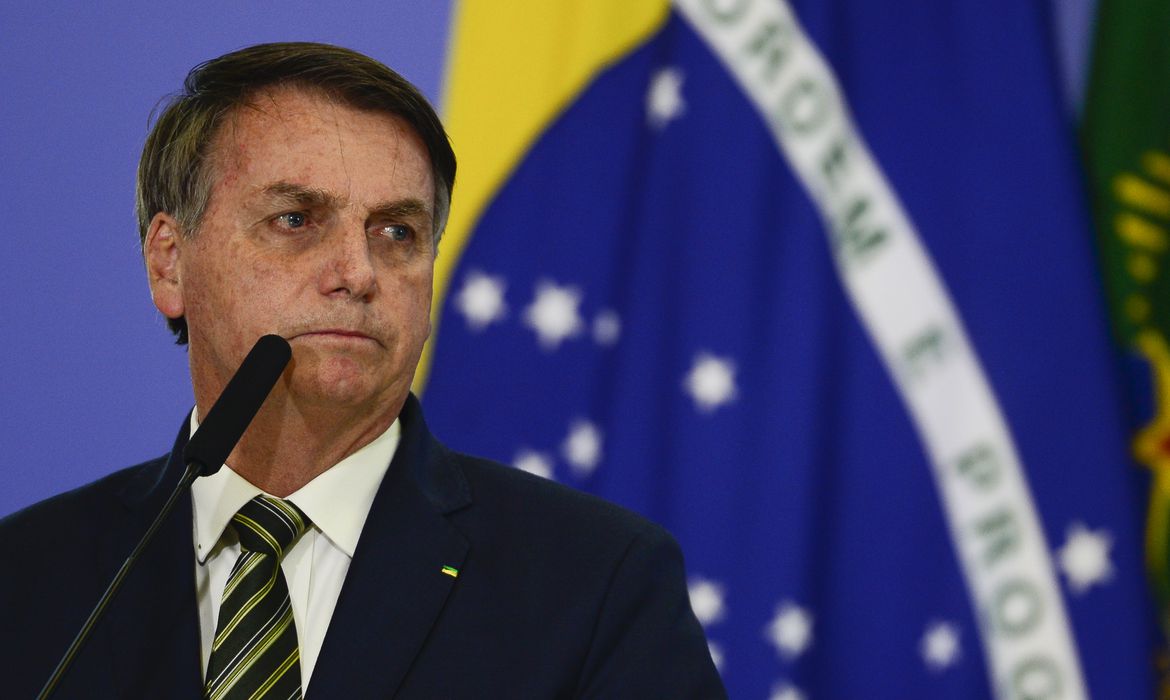 Bolsonaro volta a ameaçar pleito de 2022 e fala em eleições sujas