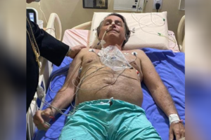 Bolsonaro está na UTI e foi intubado, diz Flávio à imprensa