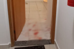 Chão do apartamento estava repleto de sangue. Produtor que alega inocência foi preso em flagrante e já liberado após audiência de custódia (Foto: reprodução/Redes Sociais)