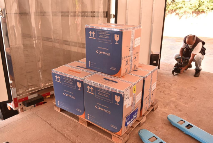Avião com 87.750 vacinas da Pfizer contra covid-19 chega a Goiânia (Foto: Cristiano Borges/Governo de Goiás)