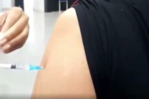 Novo flagrante de enfermeira que não injeta vacina é registrado em Rio Verde