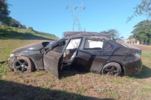 Carro de luxo capota e deixa duas pessoas feridas em Goiânia