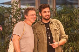 Gustavo Mioto é visto em restaurante com Boninho, diretor do BBB; fotos