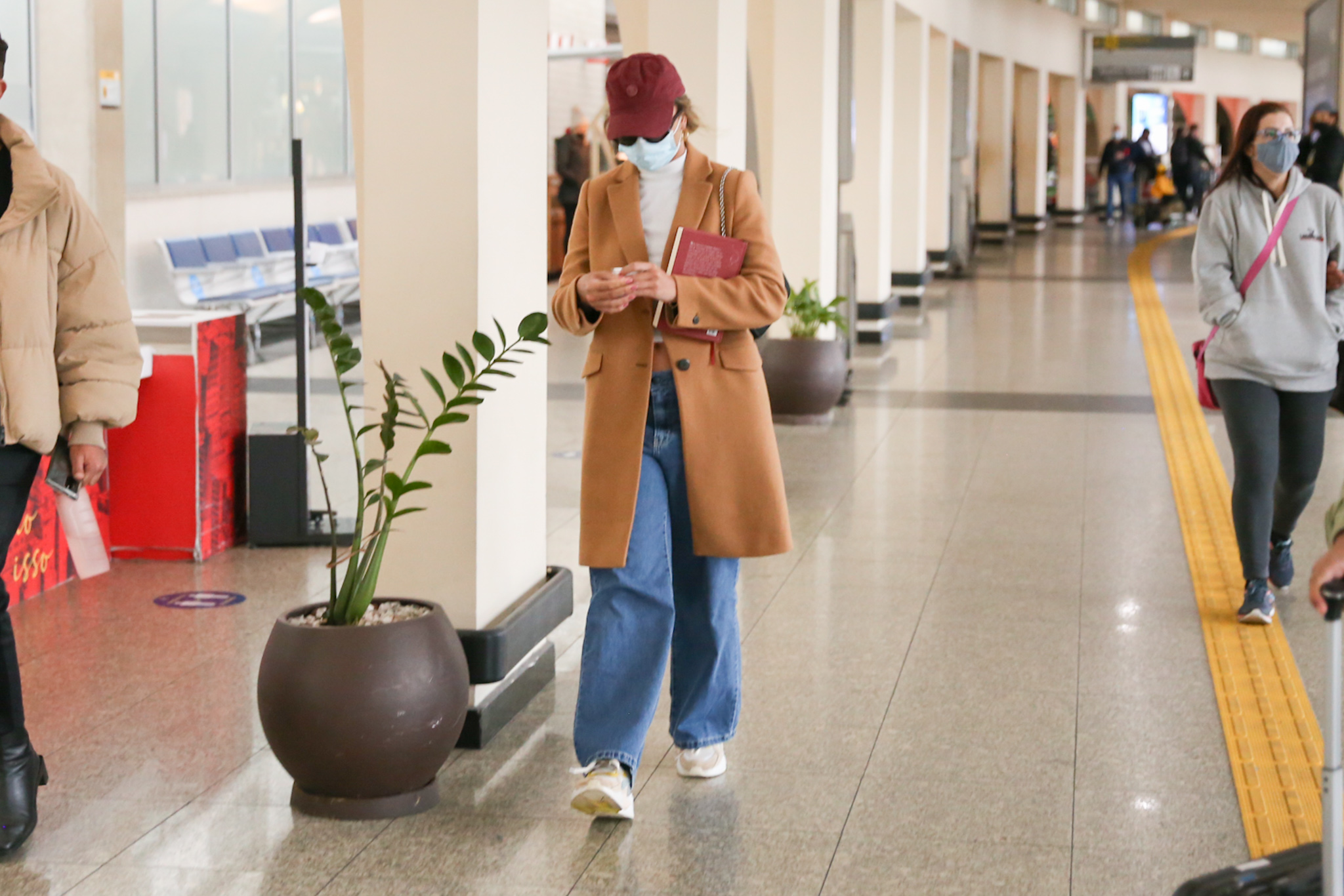 Rafa Kalimann desembarca irreconhecível no aeroporto de Congonhas; veja fotos