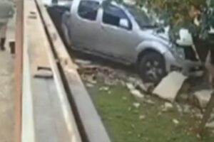 Caminhonete bate contra carro do Corpo de Bombeiros e invade casa em Goiânia (Vídeo: Reprodução/TV Anhanguera)