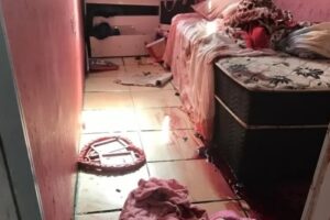 Marcas de sangue no quarto da menina de 9 anos, onde Omar foi morto