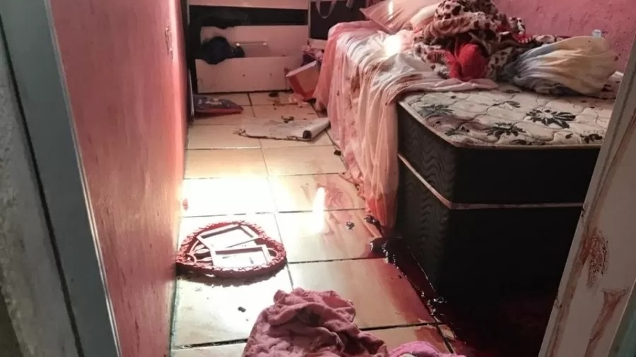 Marcas de sangue no quarto da menina de 9 anos, onde Omar foi morto