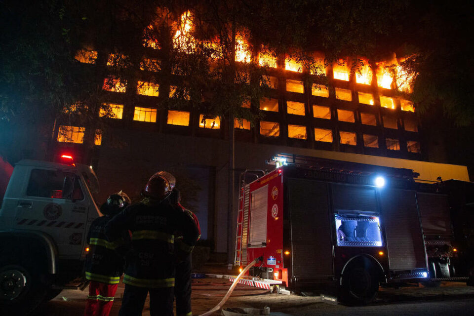 Há dois bombeiros desaparecidos. Vice-governador acompanhou combate ao fogo em Porto Alegre