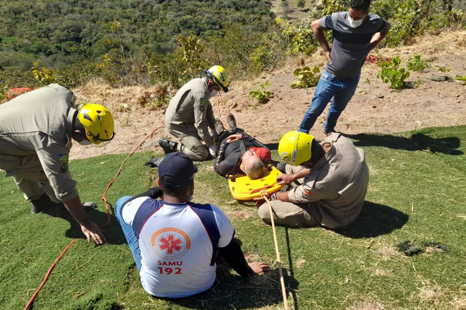 Piloto de parapente sofre queda na Serra de Jaraguá