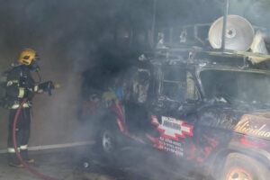 Bombeiros combatem incêndio em carro dentro de garagem, em Anápolis
