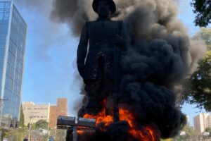 Justiça manda prender três envolvidos em incêndio à estátua de Borba Gato