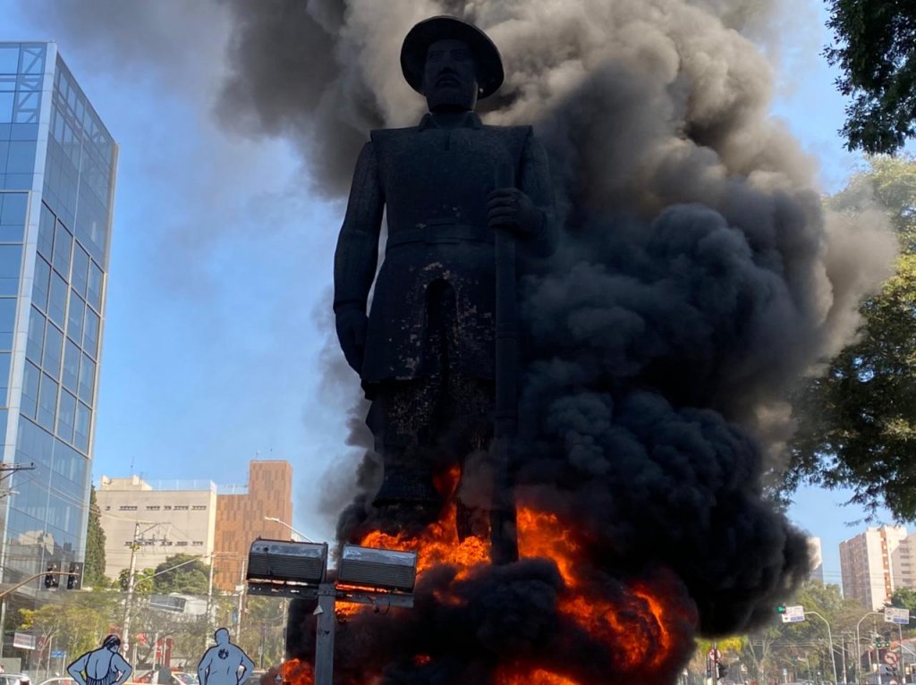 Estátua do bandeirante Borba Gato é incendiada em São ...