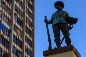 Triunfo do racismo, diz historiador sobre Estátua do Bandeirante, em Goiânia