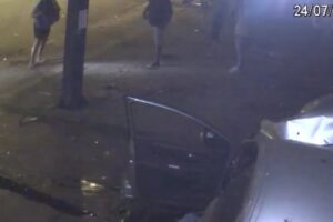 Carro desgovernado derruba poste e bate em portão de loja, em Goiânia