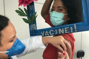 'Vacina boa é vacina no braço', diz Maju Coutinho ao ser imunizada contra a Covid