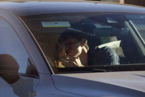 Zendaya e Tom Holland são flagrados se beijando dentro de carro