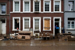Fortes chuvas fizeram estragos na província belga de Namur, dez dias após enchentes históricas causarem dezenas de mortes no país. (Foto: reprodução/Folha de S. Paulo)