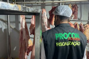 Procon apreende mais de 100 quilos de alimentos impróprios em supermercados de Goiânia