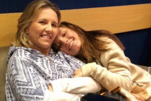 Mãe de Larissa Manoela para de seguir a filha nas redes sociais