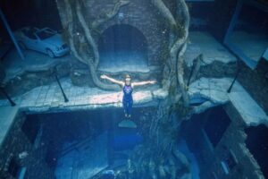Piscina de mergulho mais profunda do mundo é inaugurada em Dubai; vídeo