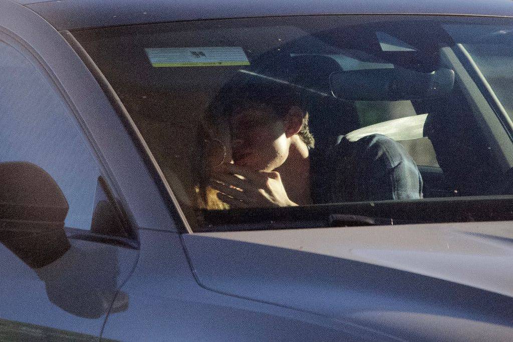 Zendaya e Tom Holland são flagrados se beijando dentro de carro; foto