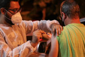 Aplicação da vacina contra covid-19 em Goiânia (Foto: Prefeitura)