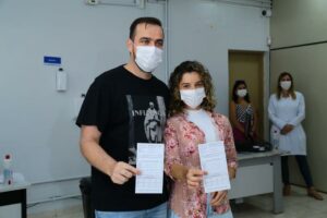 Prefeito e primeira-dama de Aparecida são vacinados contra Covid-19, nesta sexta-feira (23) (Foto: SecomAparecida/Divulgação)