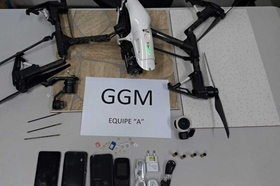 Servidores interceptam drone com celulares, carregadores e chips na CPP de Aparecida