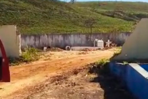 Homem furta portão de cemitério em Santo Antônio do Descoberto1