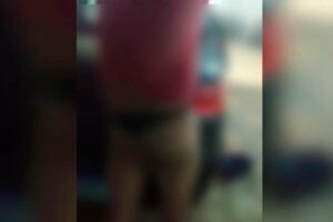 Vídeo que circula em redes sociais mostra guarda zombando de homem que estava vestido com uma calcinha