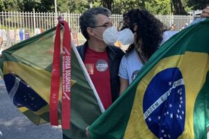 Paulo Betti pede Dadá Coelho em casamento durante manifestação