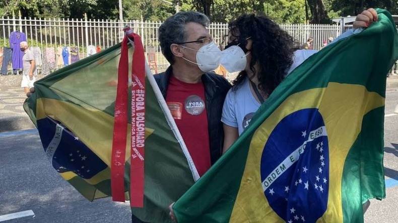 Paulo Betti pede Dadá Coelho em casamento durante manifestação